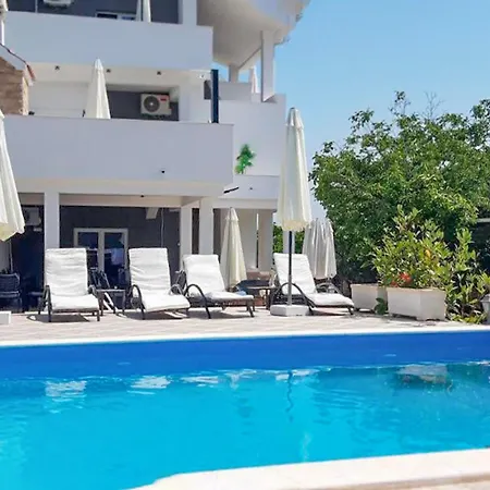 Awesome In With House Sea View