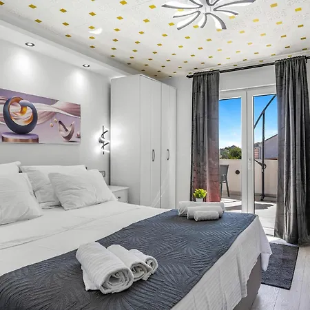 Beautiful In With Swimming Pool Apartment