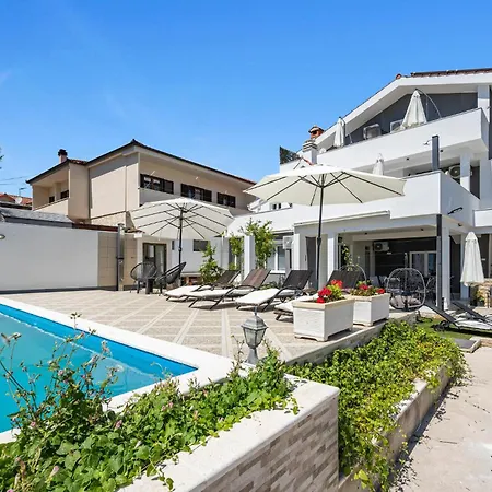 Beautiful Apartment In Vodice With Swimming Pool *